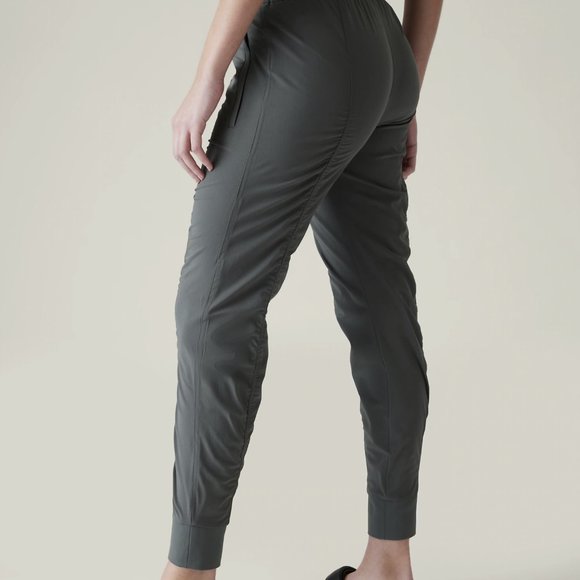 ATHLETA ATTITUDE PANT  BALI GREEN NEW WITH TAGS SIZE 0 LIGHTWEIGHT TRAVEL HIKING - Picture 2 of 12